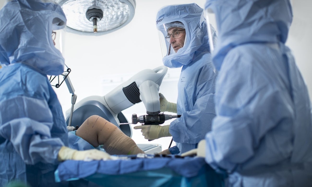 El robot cirujano que hace reemplazos de rodilla y cadera en Colombia