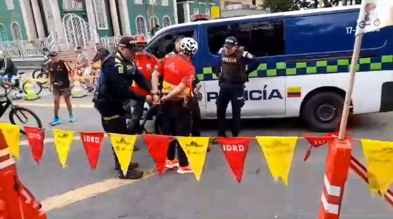 Policías esposan y suben a una patrulla a guardián de ciclovía