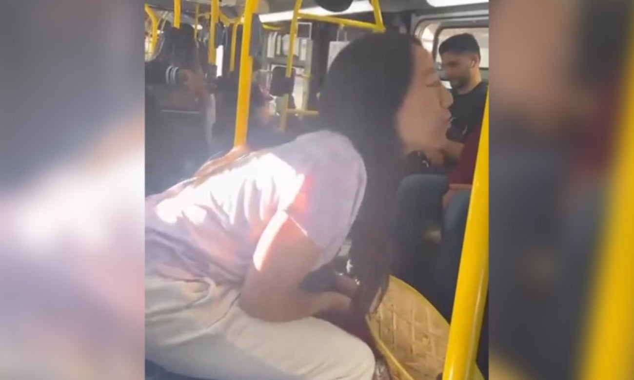 [Video] Mujer le ladró a hombre que estaba escuchando música sin audífonos en el bus