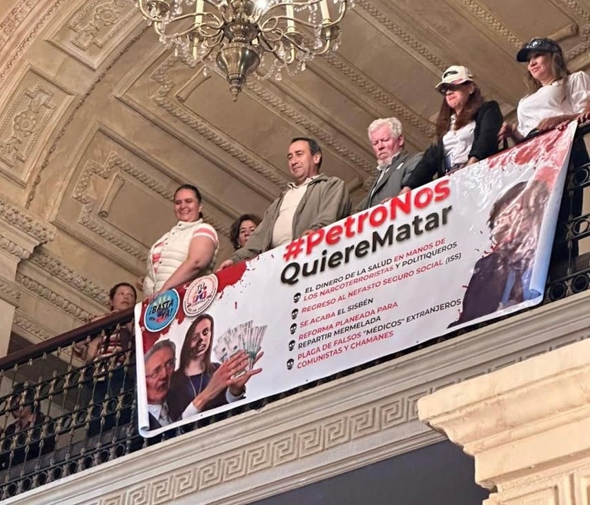 Protesta en el Congreso en contra de la reforma a la salud.