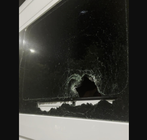Así quedó la ventana del vehículo