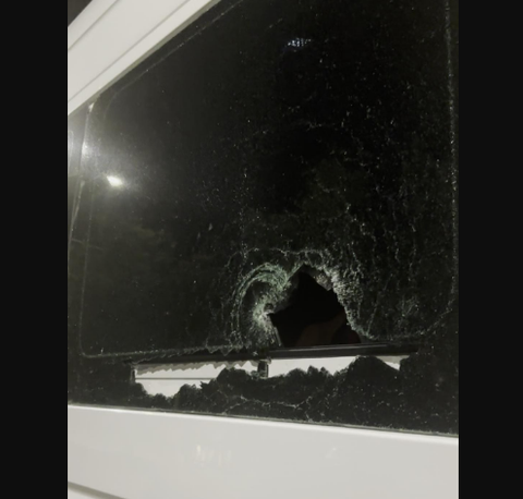 Así quedó la ventana del vehículo
