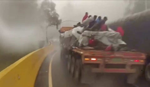 Los organismos de. tránsito están pidiendo descender con precaución por la vía a La Línea