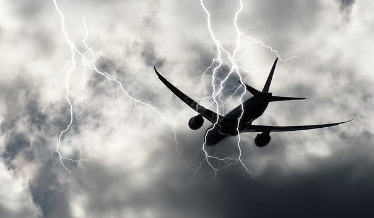 Lluvias: ¿Qué pasa si un rayo impacta un avión?