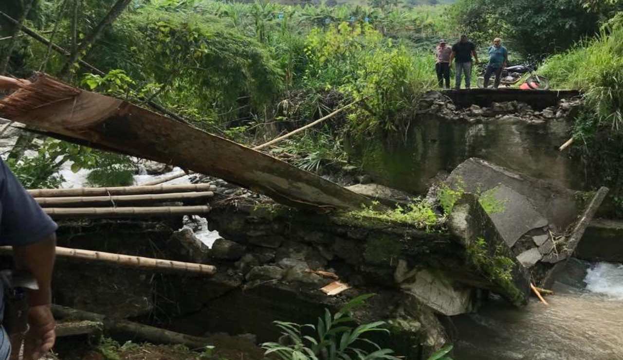 El puente presentaba deterioro y tenía paso restringido