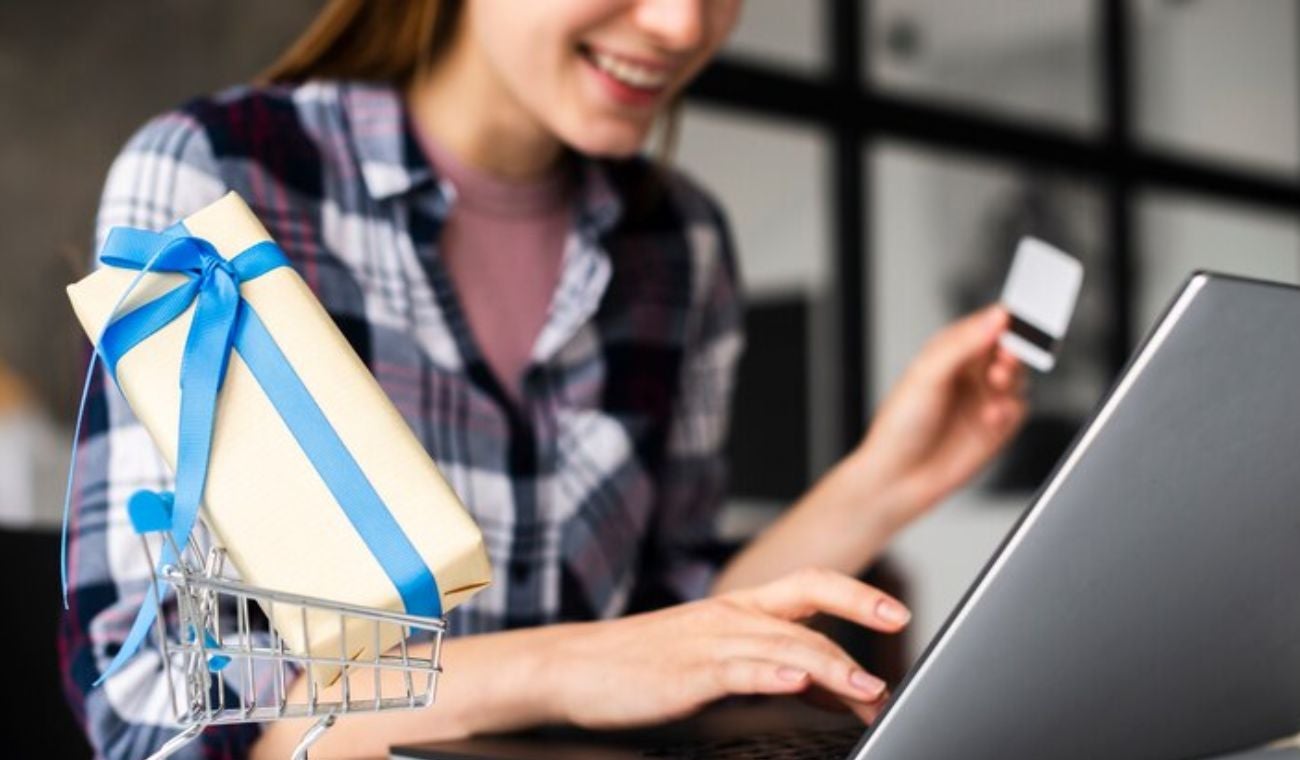 Mujer haciendo compras por internet