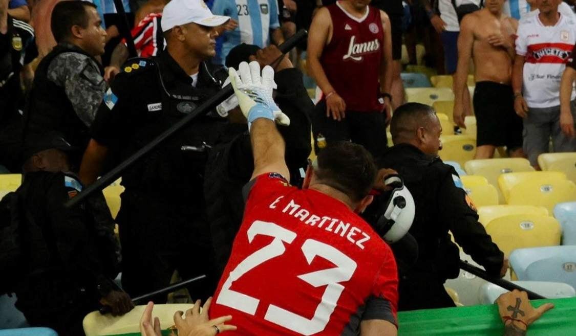 Dibu Martínez peleó con policías brasileños [VIDEO]