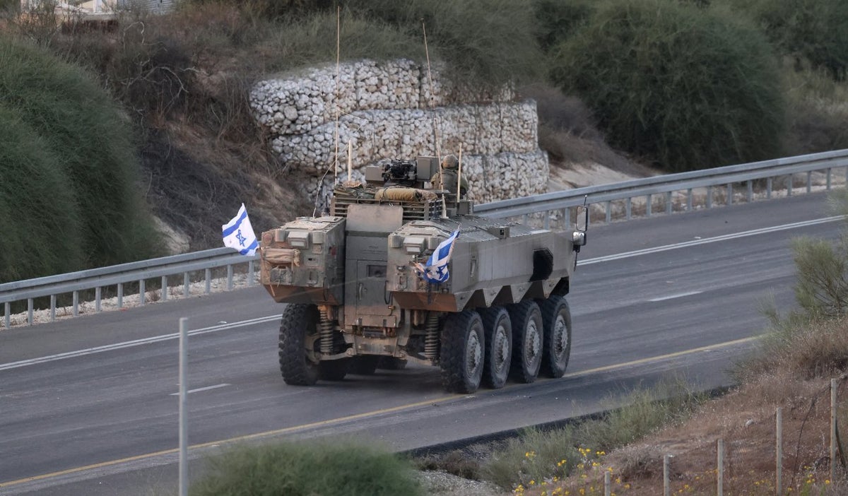 Un vehículo blindado de Israel avanza por la ciudad de Sederot, Israel