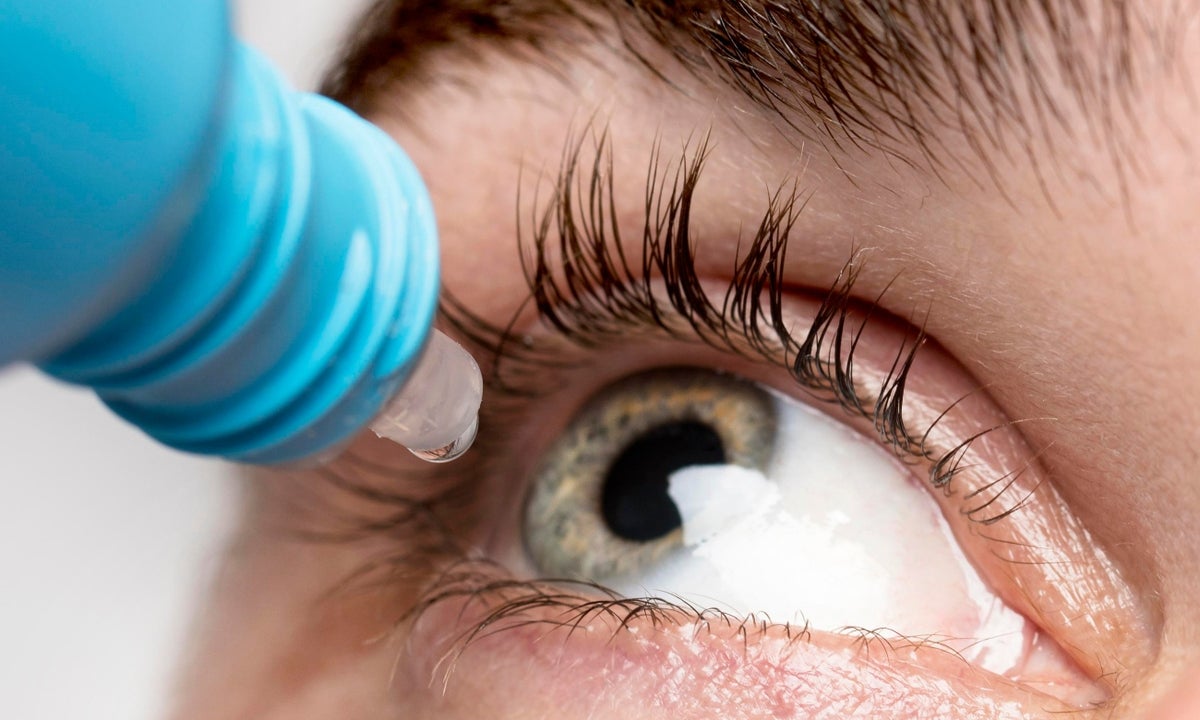 Gotas para los ojos que le pueden causar infecciones