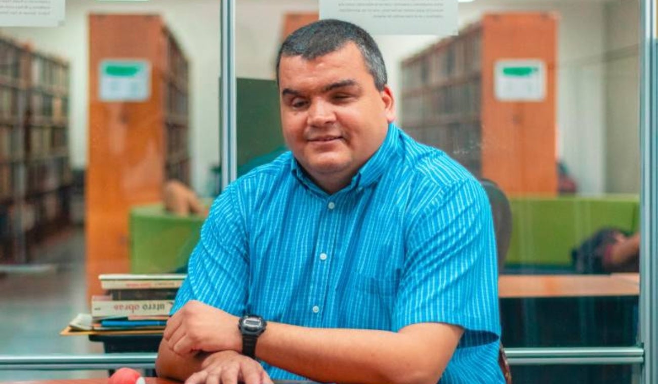 Discapacitado hace historia con tesis de doctorado