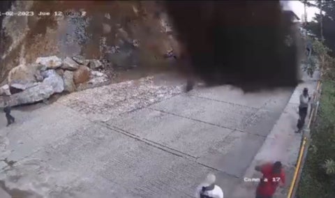 Momento exacto de caída de rocas en el Peñol