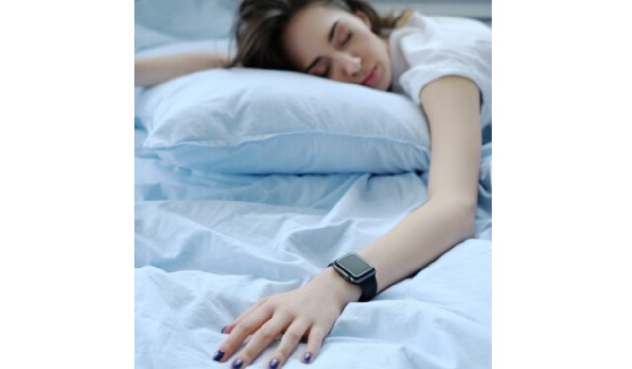 Mujer durmiendo mientras usa un reloj inteligente