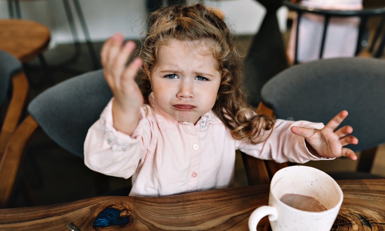 Niña llorando - alimentación de niños