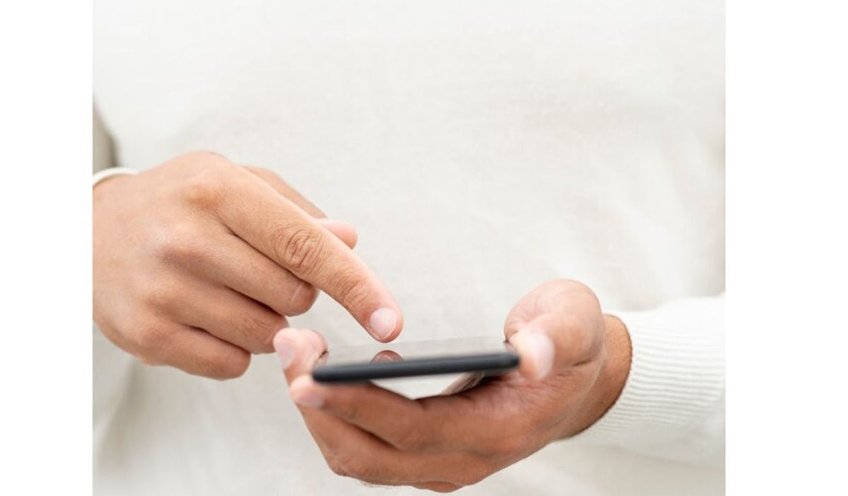 Hombre usando celular