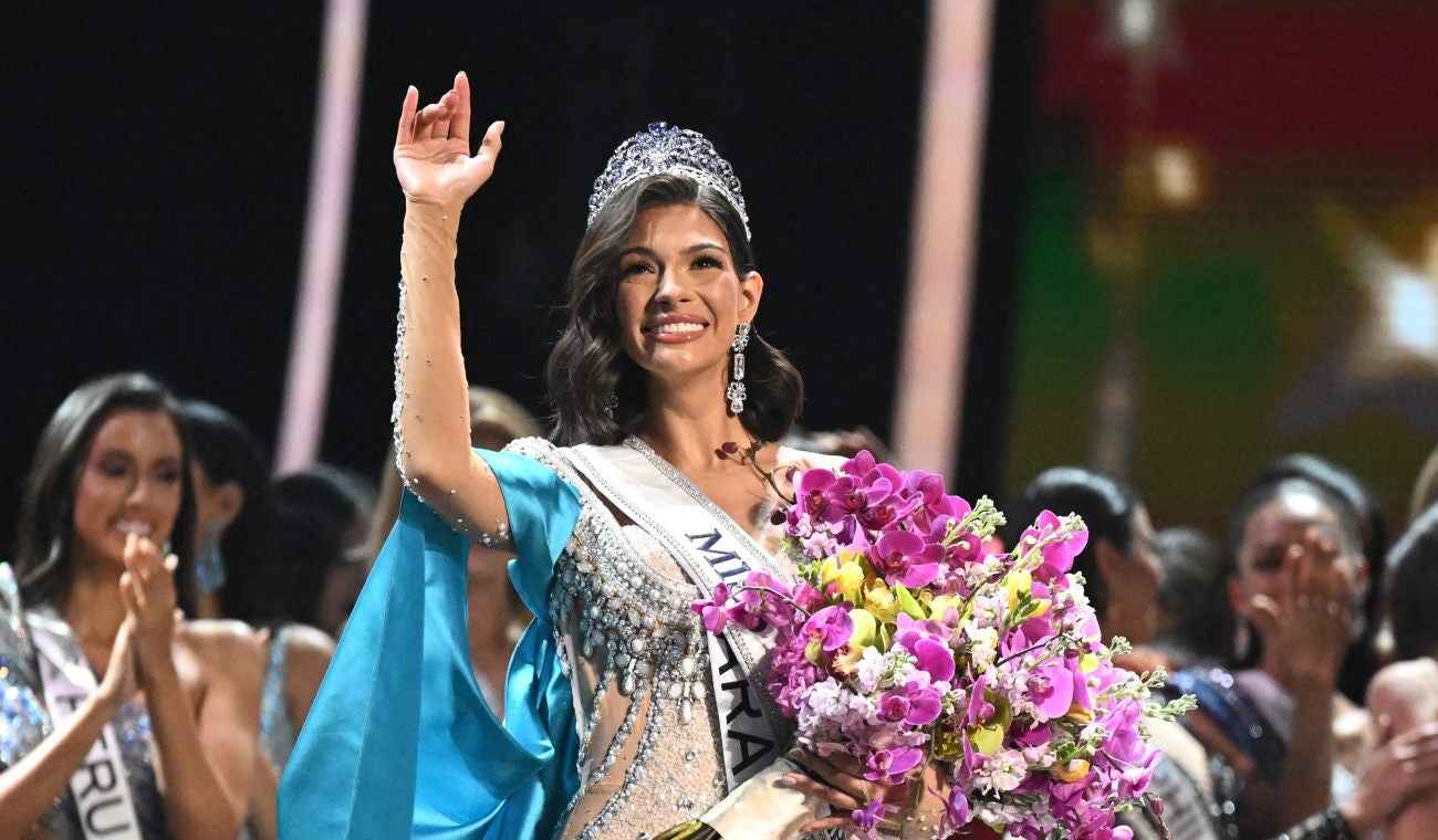 Miss Universo Sheynnis Palacios celebrando su corona