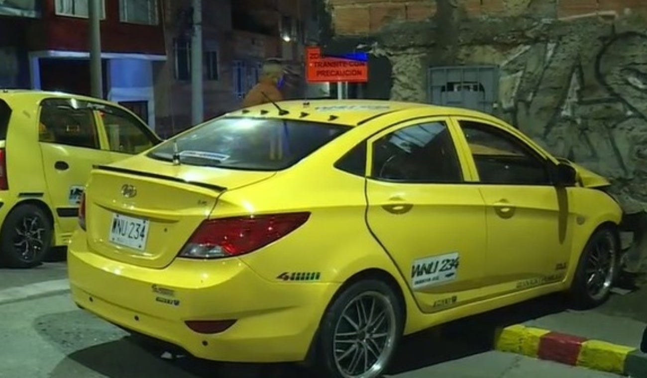 Taxista quiso evitar robo en Bogotá y se estrelló contra una casa