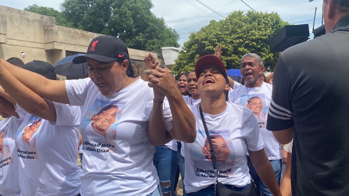 Familiares y amigos realizaron un plantón en la casa de los abuelos de Luis Díaz.