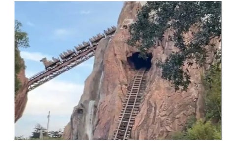 Atascados en montaña rusa de Disney