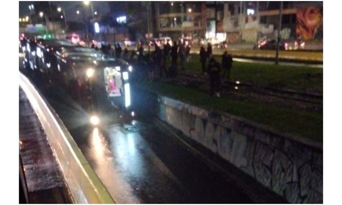 Bus de Transmilenio se volcó en la Escuela Militar: así está la calle 80