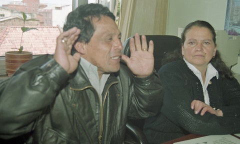 Lucho Díaz embolador que fue concejal, se graduó del colegio