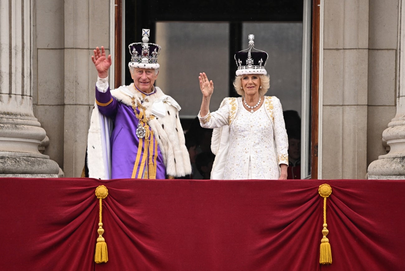 Rey Carlos III junto a la reina Camila