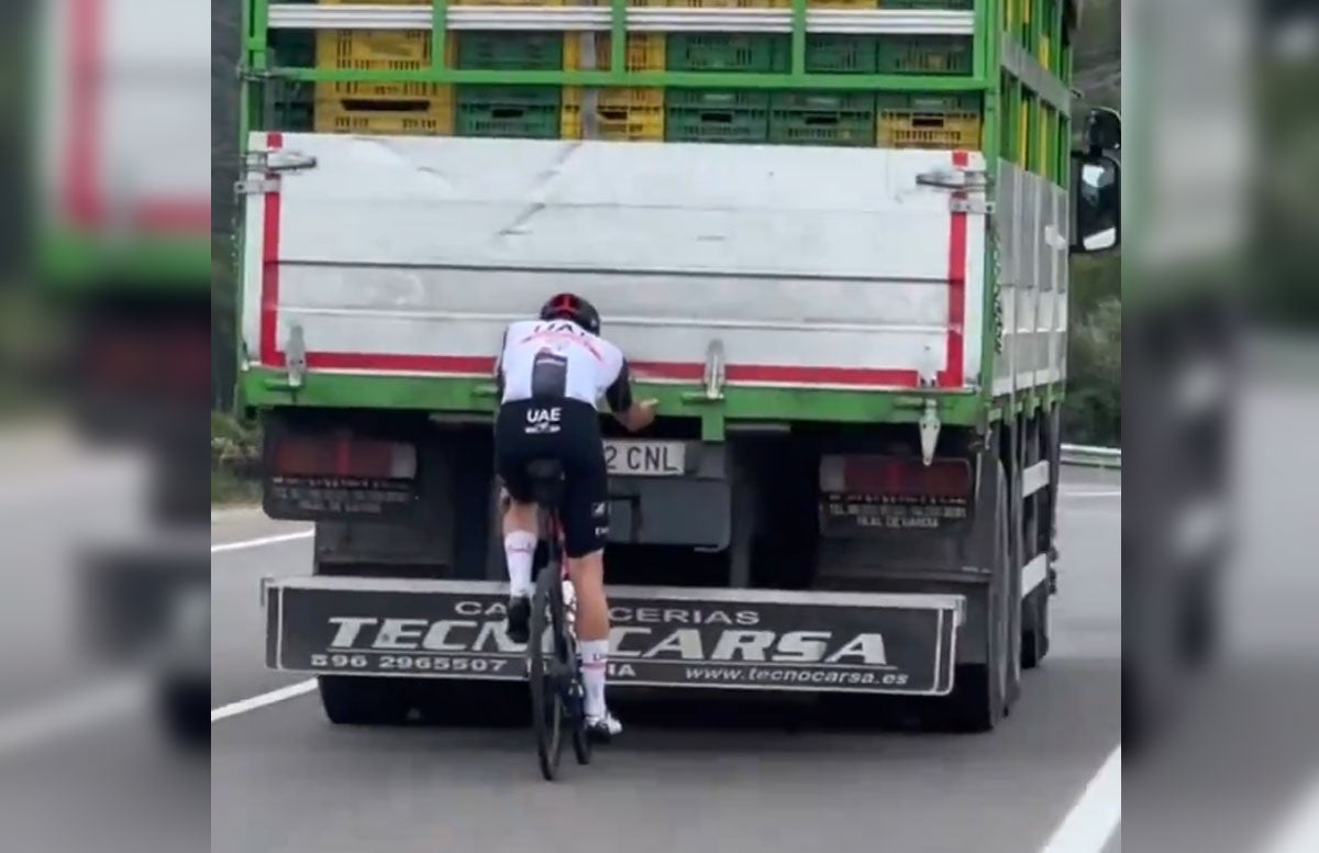 Ciclista genera polémica por entrenar agarrado a un camión