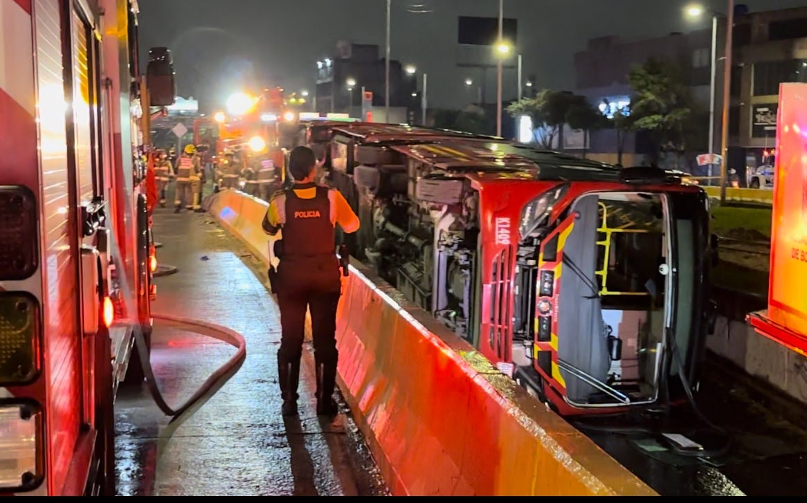 Bus de Transmilenio volcado
