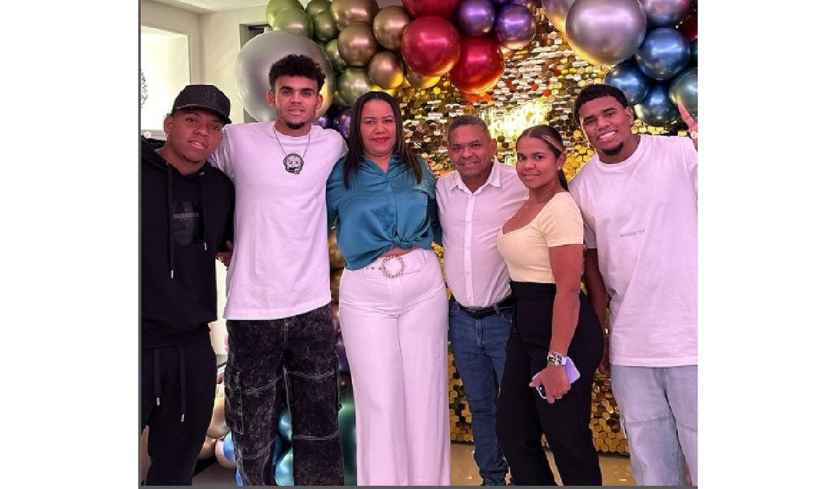 Luis Díaz celebra la Novena de Navidad junto a sus padres