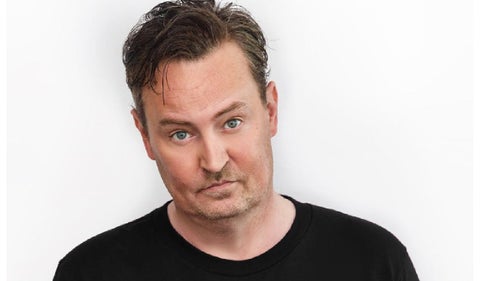 Matthew Perry se pegó las manos a las rodillas para no consumir sustancias.