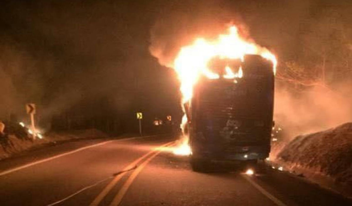 Queman un bus de servicio público en Huila