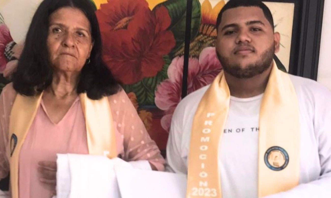 Abuela de 70 años se graduó del colegio con su nieto de 18