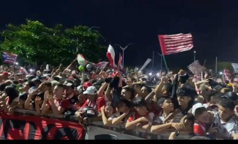 Aficionados llegaron en caravanas para recibir a los jugadores del Equipo Tiburón