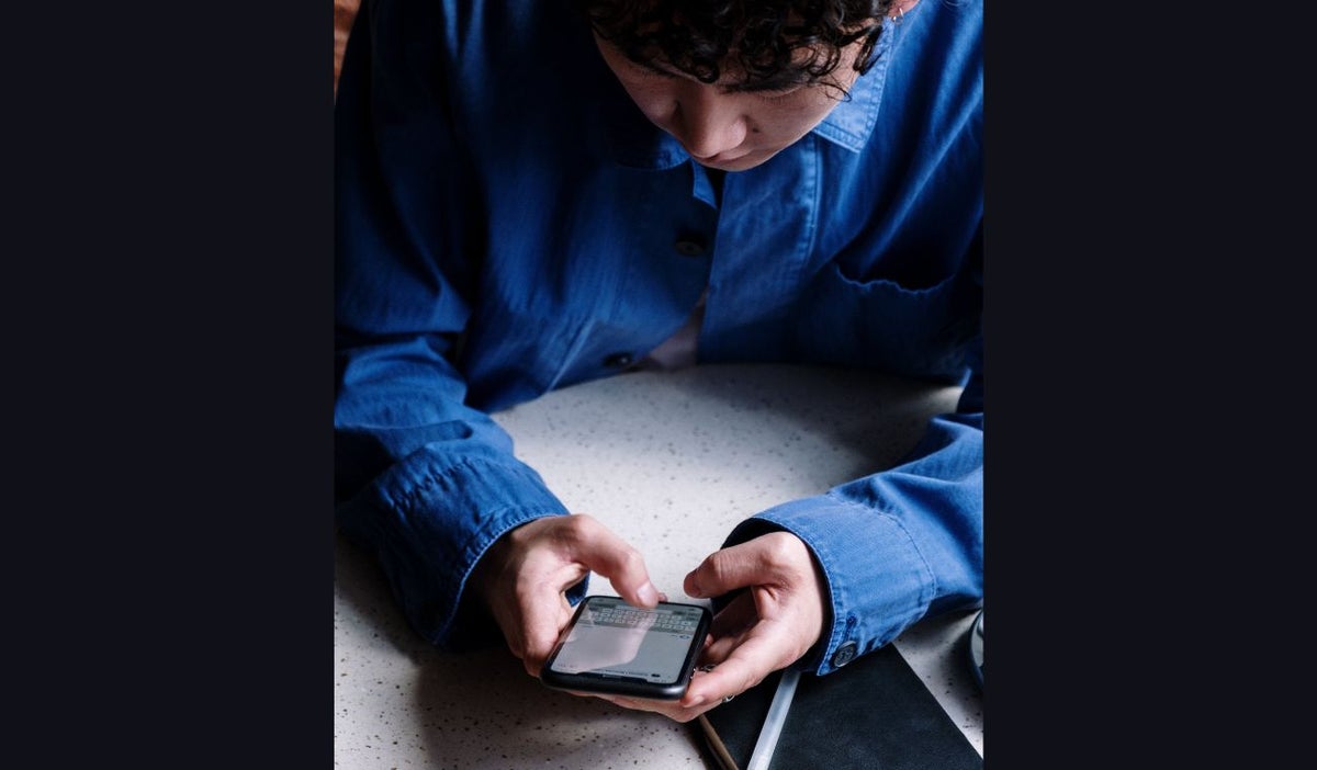 Hombre usando WhatsApp