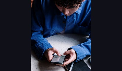 Hombre usando WhatsApp