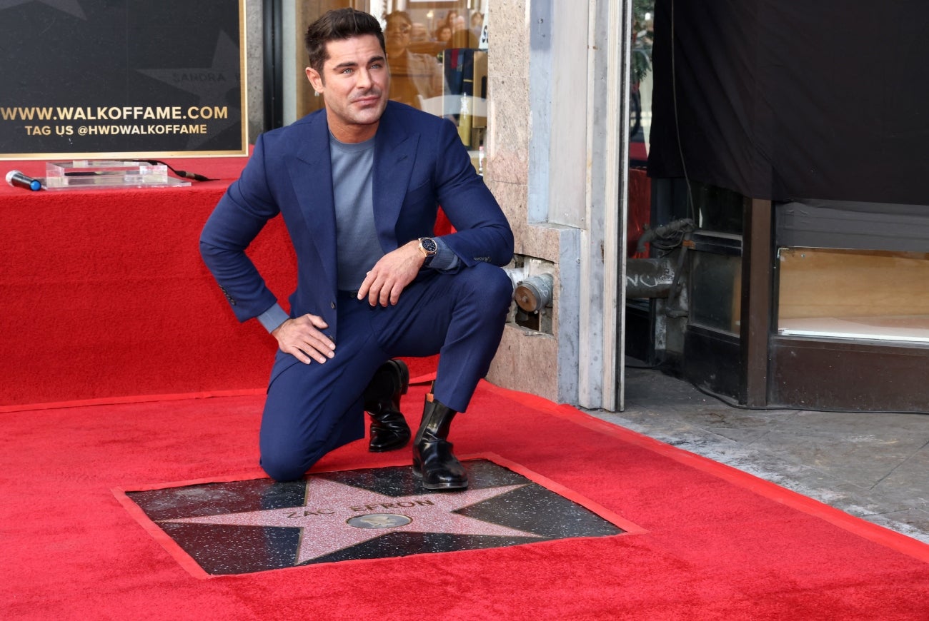 Zac Efron recibiendo su estrella de Hollywood