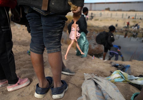 Migrantes cruzando a través de la frontera norte de México