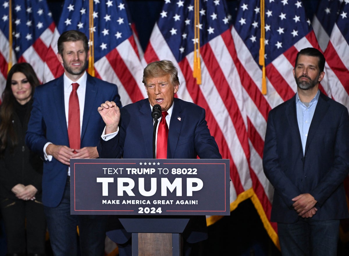 Expresidente Donald Trump en campaña en Iowa