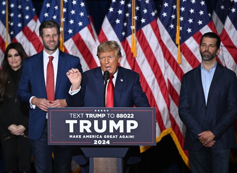 Expresidente Donald Trump en campaña en Iowa