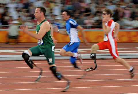 Atleta paralímpico Oscar Pistorius sale de prisión