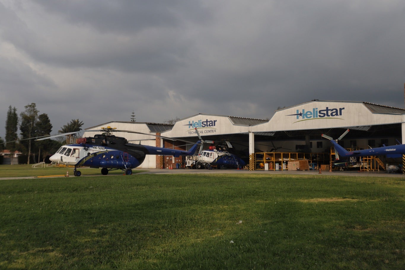 Tripulación de la empresa Helistar que apoya la extinción de incendios desde el aire