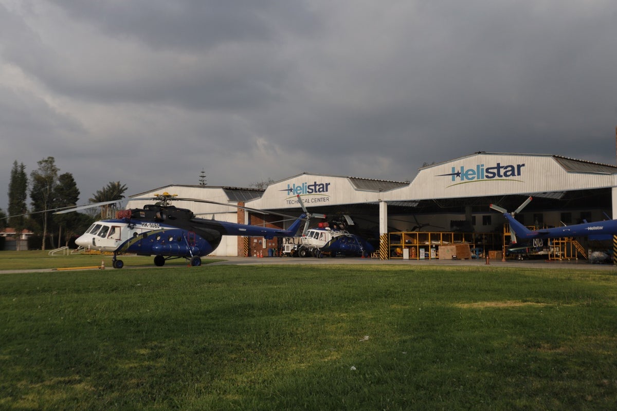 Tripulación de la empresa Helistar que apoya la extinción de incendios desde el aire