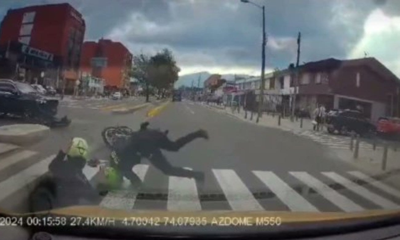 [Video] Policías atropellados por pasarse semáforo en rojo en Bogotá