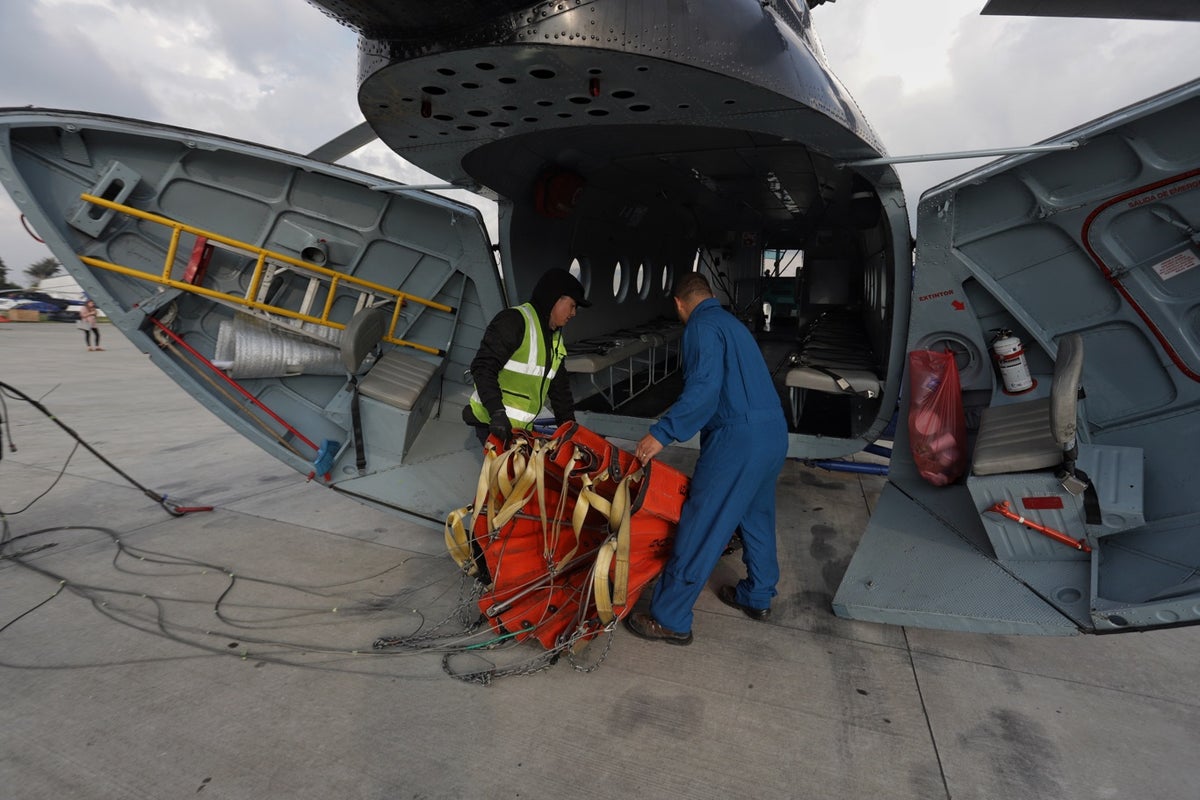 Tripulación de la empresa Helistar que apoya la extinción de incendios desde el aire