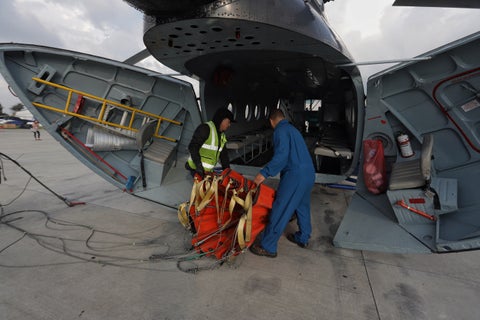 Tripulación de la empresa Helistar que apoya la extinción de incendios desde el aire