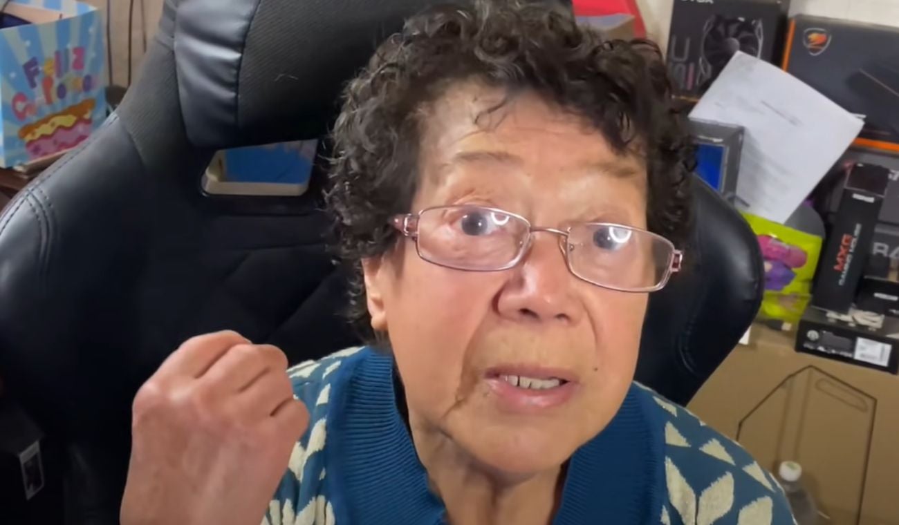 Mami nena: la abuela gamer de Free Fire sentada en una silla gamer y en el fondo se ve su computador