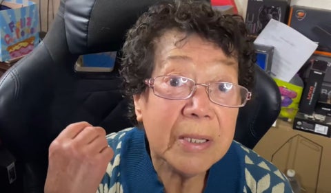 Mami nena: la abuela gamer de Free Fire sentada en una silla gamer y en el fondo se ve su computador