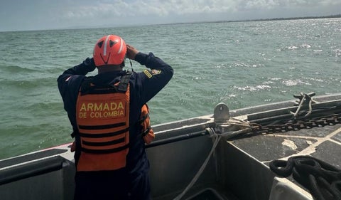 Armada busca personas desaparecidas tras naufragio de embarcación