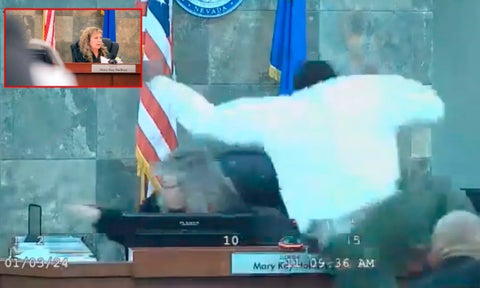 Jueza golpeada por sujeto al que le negó la libertad [VIDEO]