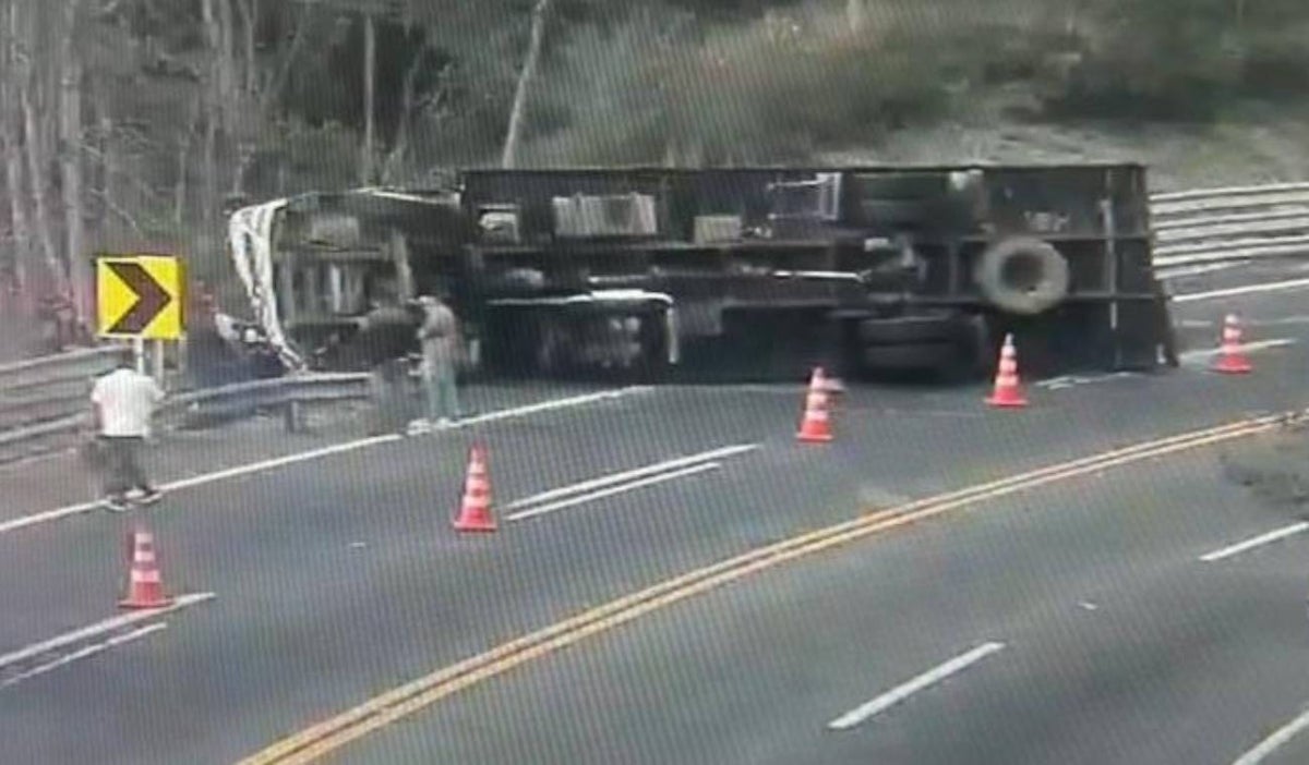 Camión se volcó en la vía Bogotá - Villavicencio