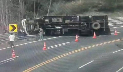 Camión se volcó en la vía Bogotá - Villavicencio